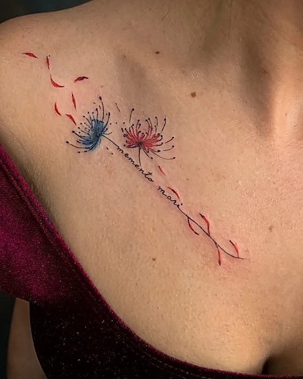 Dos flores finas en azul y rojo con la frase memento mori y pétalos rojos en la clavícula